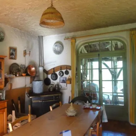 Grande Maison Au Milieu Des Bois