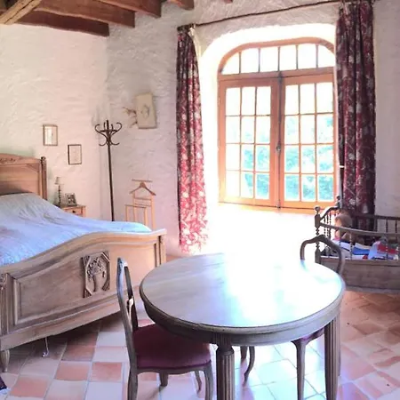 Grande Maison Au Milieu Des Bois